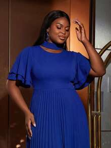 大码优雅立领泡泡袖上衣搭配褶裥连衣裙套装，包含腰带和高开衩设计，适合婚礼宾客、浪漫摄影、周年庆典、正式肖像照和花园派对等场合。 - 寶藍色 - 查看 4