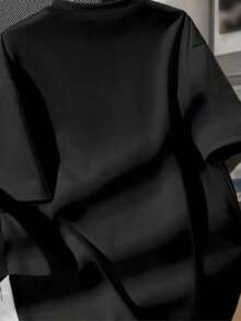 Gothic Men's T-Shirt With Stylized Goat Art In Red And Black Lines, Creating An Intense, Dramatic Composition Full Of Visual Symbolism; Perfect Men's T-Shirt For Men Who Appreciate Dark Aesthetics, Powerful Illustration, And Alternative Elements That Convey Courage, Style, And A Striking Personality, Ideal For Pairing With Dark Jeans, Heavy Jackets, And Urban Looks That Elevate Presence And Identity Within The Gothic Fashion Universe. - 黑色 - 查看 2