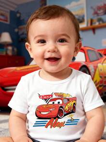 Disney Baby Boy T-Shirt Featuring A Cars Lightning McQueen Lettering Cartoon Print. Made From Breathable, Soft, And Comfortable Fabric, This Spring/Summer Baby T-Shirt Is Perfect For Everyday Wear, Outings, And As A Gift For Infants And Toddlers. - 白色 - 查看 1