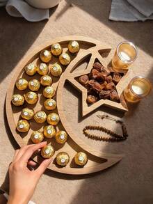 这款大型创意木质托盘（23.5厘米/30厘米）饰有星月图案，采用实木制成。可用作水果盘、零食盒或甜点盘。是生日派对、节日聚会、斋月礼物和斋月派对用品的理想之选。斋月快乐，开斋节快乐！ - 彩色 - 查看 12