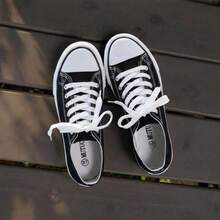 Zapatos casuales de lona planos de gran tamaño para hombre baratos y de moda 22- 28 mx, ideales para combinar con todo, skate gimnasio cómodos al caminar amplios rojo y blanco con negro basicos - Blanco y Negro - Ver 2