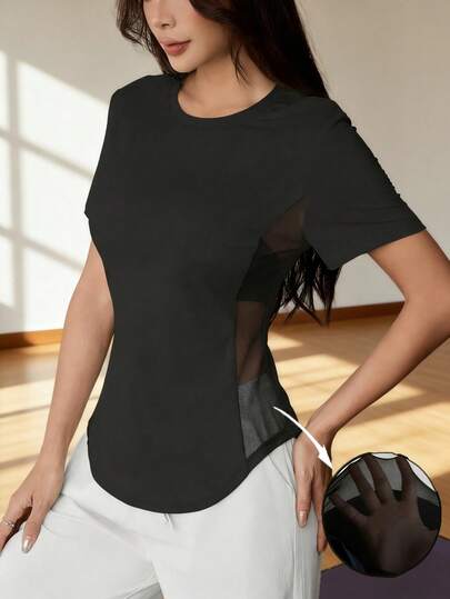 一件侧边网眼拼接弹力修身运动T恤，适合女性在健身房锻炼、跑步、户外、休闲、徒步、运动和日常通勤时穿着，春夏款。