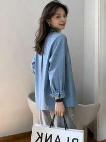 女士浅蓝色水洗牛仔衬衫，休闲宽松长袖翻领口袋上衣，春季款 - 藍色 - 查看 4