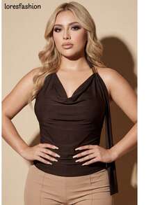 Top Halter para Mujer con Tira Izquierda y Herraje Dorado Elegante, Blusa Sin Mangas de Licra Satén Premium con Espalda Descubierta, Diseño Sexy y Sofisticado Ajustado al Cuerpo que Realza la Figura, Tela Suave, Elástica y Cómoda de Alta Calidad, Top Sin Espalda Ideal para Fiesta, Cóctel, Club Nocturno, Salidas de Noche, Citas Románticas, Cena Especial y Vacaciones, Blusa Moderna de Moda Actual Fácil de Vestir Formal o Casual, Prenda Versátil que Combina Perfecto con Tacones, Sandalias, Jeans, Faldas o Pantalones Ajustados, Estilo Glamour y Femenino para Mujeres Jóvenes y Adultas que Buscan Destacar, Look Elegante, Sensual y Llamativo para Eventos Especiales, Discoteca, Reuniones Sociales y Outfit de Impacto - Marrón Mocha - Ver 4