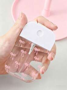 新款透明PET材质可重复灌装旅行喷雾瓶，蝴蝶结图案，适用于香水、卸妆水、爽肤水、保湿喷雾等，可重复使用，是旅行必备佳品，也是节日、圣诞节、新年送给老师、朋友、情侣的完美礼物。 - 彩色 - 查看 3