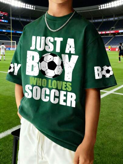 1 pieza Camiseta con tema de fútbol para niños y jóvenes, con eslogan "SOLO UN NIÑO QUE AMA EL FÚTBOL", adecuada para actividades al aire libre de primavera/verano