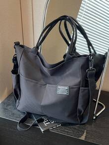 字母贴布装饰轻便购物袋，多口袋休闲手提包，斜挎书包，大容量单肩包，适合上班族、毕业生、青少年、大学生和高中生，是工作、商务通勤、户外旅行和返校的理想之选。 - 黑色 - 查看 4