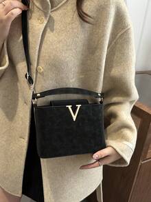 2026新款奢侈品牌纯色高品质皮革纹理手提包，女士时尚百搭托特包，大容量单肩包，复古休闲街头风托特包，简约明星风亮面高端斜挎包，2025新款优雅鳄鱼纹大容量妈妈包，时尚个性化枕形包，黑酒红色女士包 - 黑色 - 查看 4
