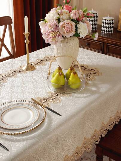 这款桌布采用100%涤纶面料，经典提花设计，饰以精致蕾丝镂空花边，尽显优雅欧式风情。四季皆宜，多种尺寸可选，适用于餐桌、茶几、书桌、会议桌、方形/长方形/圆形桌子、电视柜，也可作餐垫、户外野餐垫使用。
