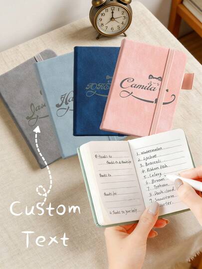 1 szt. spersonalizowany notatnik, miniaturowy notatnik A7, z możliwością personalizacji kwiatami Guardian i tekstem/imieniem, przenośny notatnik, odpowiedni do codziennych notatek, notatek z pracy, dzienników nauki, idealny jako prezent biznesowy, prezent z okazji nauki, prezent z okazji ukończenia szkoły, pamiątka, spersonalizowany prezent świąteczny, prezent na powrót do szkoły, odpowiedni jako prezent na Dzień Ojca, prezent urodzinowy, prezent na ukończenie szkoły, prezent na powrót do szkoły, spersonalizowany prezent firmowy lub prezent dla dzieci.