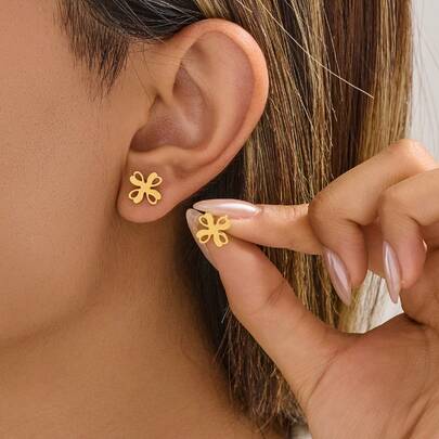 1Pair Adorable Flower-Shaped Earrings In Fashionable And Elegant Style. A Beautiful Gift Made Of Stainless Steel, Suitable For Giving To Your Beloved.