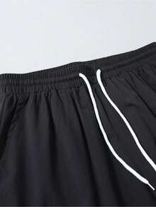 Conjunto de dos piezas para hombre compuesto por una camisa de manga corta con estampado geométrico de inspiración hawaiana y unos pantalones cortos con cordón. Confeccionado en tejido de poliéster ligero y transpirable, es la elección perfecta para las vacaciones en la playa y las salidas al mar. Un regalo ideal para tu novio o marido. - Negro - Ver 5