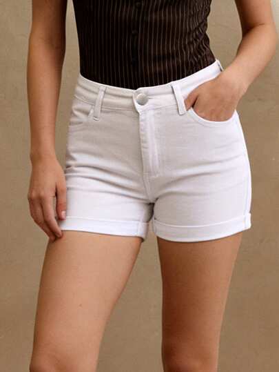 Shorts vaqueros blancos refrescantes con un diseño de corte y talle medio que presenta detalles desgastados, perfectos para un look casual.