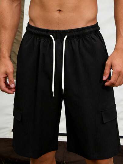 男士夏季休闲短裤，适合运动和户外活动，采用抽绳、口袋和侧开衩设计，非常适合徒步旅行、骑行、篮球等运动，也是送给男朋友的理想礼物。黑色
