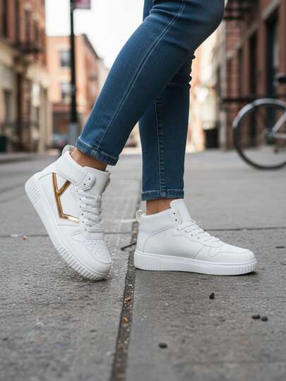 Zapatillas Deportivas Blancas para Mujer con Detalles Metálicos Dorados Diseño Minimalista Elegante con Tacón Interno y Diseño de Tobillo Alto Suela de Goma Resistente Antideslizante Confort Todo el Día Estilo Urbano Chic Ideales para Looks Modernos y Uso Diario Versátil Calzado Casual Premium para Mujer Activa con Estilo Contemporáneo y Detalles Dorados Llamativos