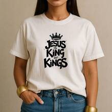 Camiseta Cristã Jesus Is King Of Kings Estampada Camisa Premium Feminina Evangélica Fashion Estilo - Branco - Visão 1