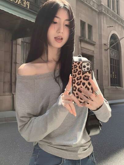 宽松露肩长袖T恤，休闲舒适风格