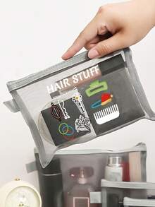 这款“发饰”网眼化妆包饰有发饰图案，多功能化妆包，可收纳发夹、发带等，红色气垫设计，便携易收纳，可作化妆包、护肤包、旅行必备、宿舍用品、新娘礼物、母亲节礼物、生日礼物等。它集化妆收纳、洗漱包、化妆袋、洗漱包、旅行包、度假必备、女性旅行礼物等功能于一体。 - 彩色 - 查看 2