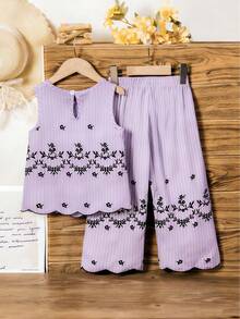 Bộ đồ không tay in họa tiết sọc retro cho bé gái. Họa tiết sọc retro với đường viền thêu tinh tế, áo không tay + quần ống rộng, thoải mái và thời trang, phù hợp cho các hoạt động hàng ngày, kỳ nghỉ, họp mặt gia đình, một lựa chọn tuyệt vời để tạo nên vẻ ngoài thanh lịch cho bé gái mùa xuân/hè. - Màu tím - Xem 3