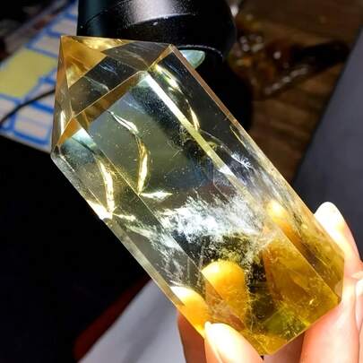 精美绝伦的 AAA 级巴西黄水晶塔形方尖碑，品质上乘，色泽金黄，是家居装饰、灵性疗愈和馈赠的理想之选。