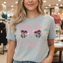 Women's Girls Trip 2026 Graphic Cotton T-Shirt, Summer Vacation Beach Sunglasses Print Short Sleeve Tee, Casual Loose Fit Top, S-5XL Sizes, Black Pink Fun Quote Tshirt For Best Friends Travel Party - 淺灰色 - 查看 1