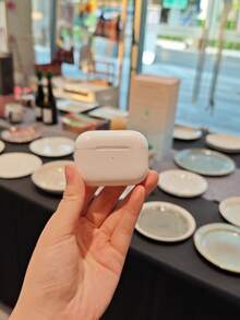 真无线耳机 - 兼容苹果和安卓系统，内置麦克风，防汗设计，电池续航时间长达 24 小时 - 白色，耳机 > 无线，无线耳塞，入耳式耳机，头戴式耳机 - 白色 - 查看 3