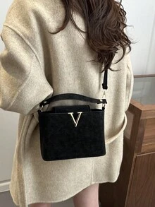 2026新款奢侈品牌纯色高品质皮革纹理手提包，女士时尚百搭托特包，大容量单肩包，复古休闲街头风托特包，简约明星风亮面高端斜挎包，2025新款优雅鳄鱼纹大容量妈妈包，时尚个性化枕形包，黑酒红色女士包 - 黑色 - 查看 5