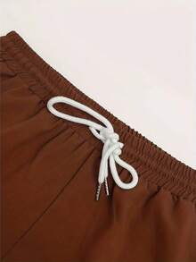 Conjunto de dos piezas para hombre compuesto por una camisa de manga corta con estampado geométrico de inspiración hawaiana y unos pantalones cortos con cordón. Confeccionado en tejido de poliéster ligero y transpirable, es la elección perfecta para las vacaciones en la playa y las salidas al mar. Un regalo ideal para tu novio o marido. - Marrón - Ver 3
