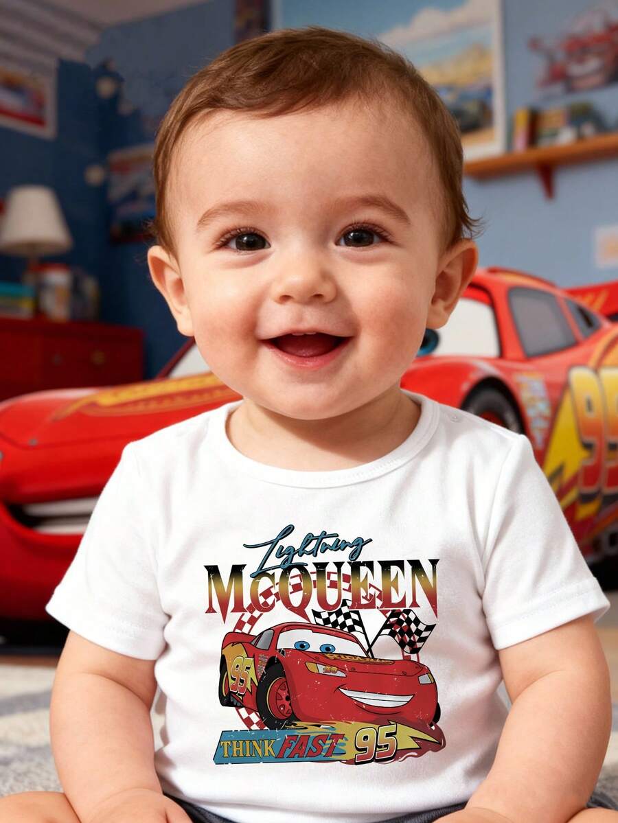 Disney Baby Boy T-Shirt Featuring A Cars Lightning McQueen Lettering Cartoon Print. Made From Breathable, Soft, And Comfortable Fabric, This Spring/Summer Baby T-Shirt Is Perfect For Everyday Wear, Outings, And As A Gift For Infants And Toddlers. - 白色 - 查看 1