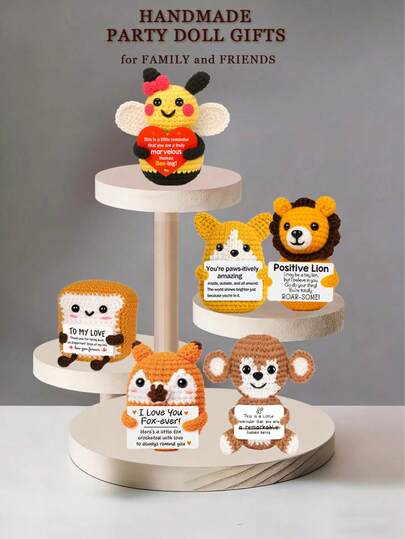 1件手工钩编桌面摆件，可爱娃娃造型，是送给闺蜜、女友、姐妹、妈妈、奶奶、同事、家人的理想生日礼物，传递积极情绪，创意派对、万圣节、圣诞节、表达感谢之情，毛绒娃娃，钥匙扣挂件，小礼物