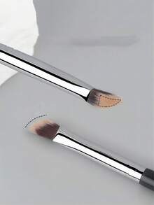 1 pieza Pincel de maquillaje en ángulo para corrector, pincel triangular para corrector, pincel suave para maquillaje de ojos, pincel multiusos para corrector y iluminador para mujeres, regalos - Plateado - Ver 5