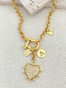 1件女士金项链，采用光滑的马蹄形扣设计，搭配字母、三角形和心形吊坠，设计细节丰富，时尚休闲，可搭配白衬衫。 - 金色 - 查看 2