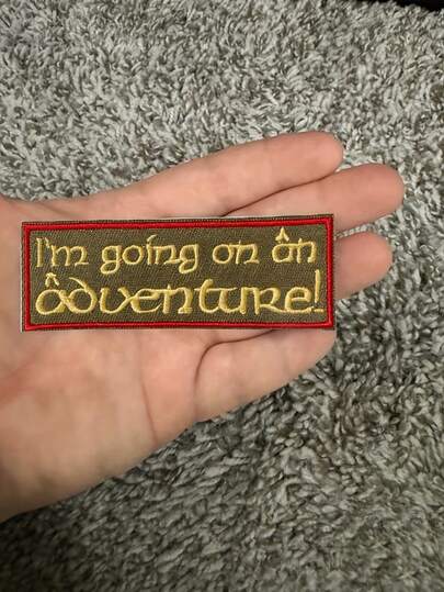 1个“我要去冒险！”户外探险刺绣布贴，背面带热封胶，方便粘贴，适合日常穿着、户外夹克、登山背包DIY装饰，是送给旅行者、户外爱好者、冒险家和周末露营者的礼物。