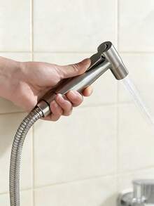 Bộ vòi xịt vệ sinh cầm tay áp lực cao - Bộ vòi xịt vệ sinh gắn tường - Vòi xịt vệ sinh cầm tay bao gồm vòi xịt cầm tay, ống mềm dài 59 inch và giá đỡ gắn tường không cần khoan - Cấu tạo bằng nhựa bền chắc - Thiết kế đa chức năng - Tăng cường hiệu quả làm sạch phòng tắm - Thiết kế tối giản, thanh lịch - Lý tưởng cho nhà ở, khách sạn, căn hộ, ký túc xá, phòng tắm và nhà vệ sinh xe RV - Phụ kiện thiết yếu cho phòng tắm và phòng vệ sinh hiện đại - Món quà hoàn hảo cho việc cải tạo phòng tắm - Bạc - Xem 5