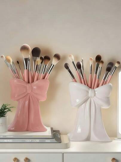 1个可爱蝴蝶结造型化妆品收纳盒 - 桌面化妆刷和办公用品收纳盒，优雅的化妆刷架设计，是女孩、学生和女性的理想创意装饰品。