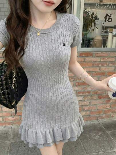 2026夏季灰色罗纹针织迷你连衣裙 - 优雅纯色柔软休闲街头Y2K风格短袖圆领刺绣荷叶边下摆修身A字连衣裙 | 适合年轻女士、女士、甜美女孩、Y2K女孩和性感女孩，完美适用于情人节/妇女节/母亲节/休闲聚会/海滩度假/派对/返校季/婚礼季/音乐节/2026柔软罗纹针织连衣裙