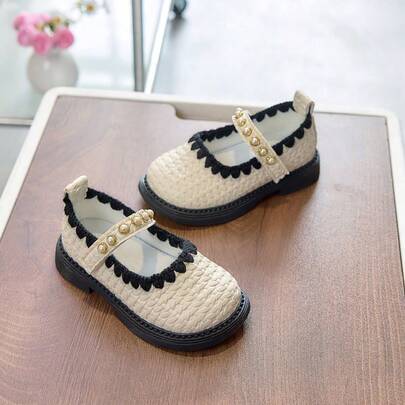 2026新款春秋季女童玛丽珍鞋，米色和黑色编织纹理公主平底鞋，饰有撞色荷叶边和珍珠鞋带，防滑设计，适合上学和派对穿着。