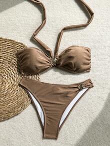 Biquíni retrô cáqui com decote halter e detalhes metálicos, modelo tankini modelador, confeccionado em nylon de alta elasticidade, com textura macia e suave, secagem rápida e que não gruda após o banho, perfeito para atividades na praia sem preocupações. - Castanho Café - Ver 1
