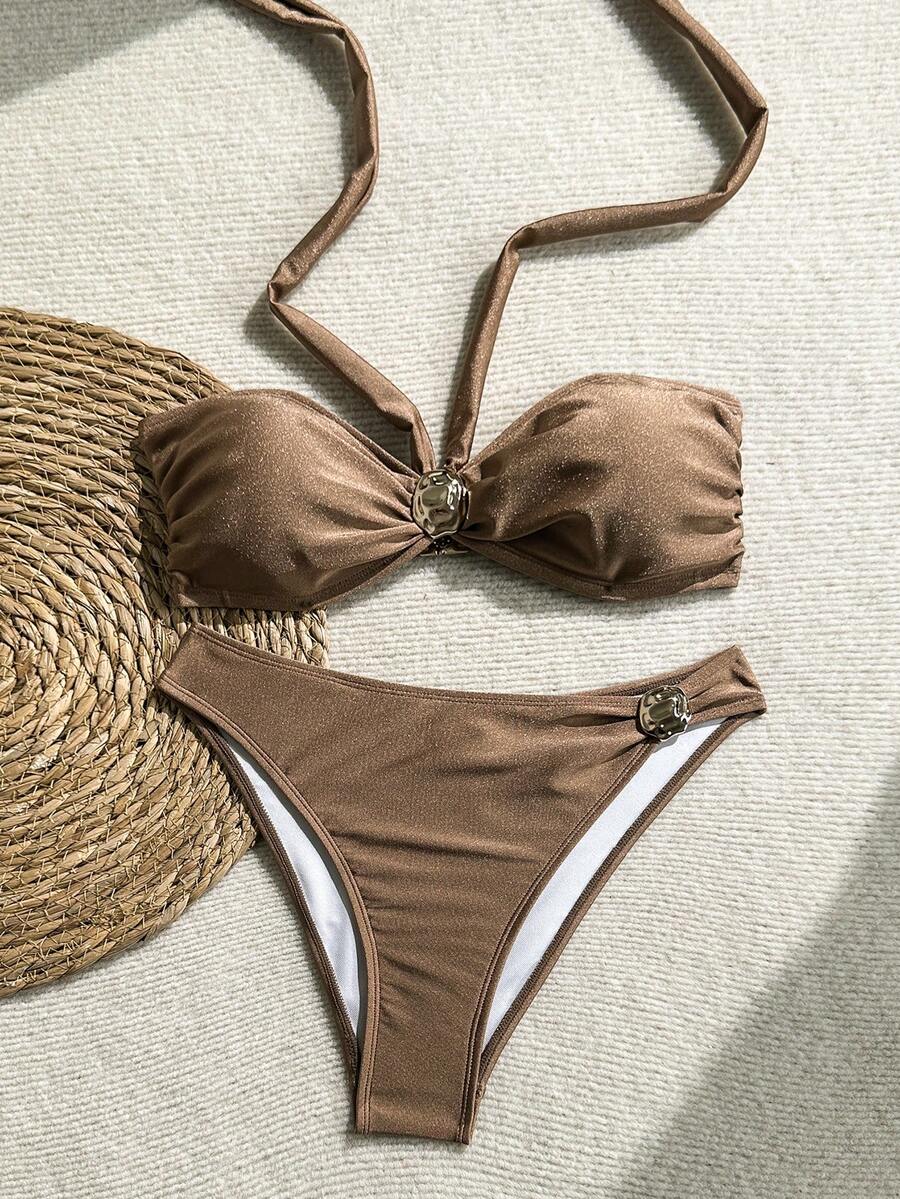 Biquíni retrô cáqui com decote halter e detalhes metálicos, modelo tankini modelador, confeccionado em nylon de alta elasticidade, com textura macia e suave, secagem rápida e que não gruda após o banho, perfeito para atividades na praia sem preocupações. - Castanho Café - Ver 1