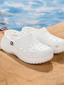 Crocs Sandalias tipo zuecos para mujer para exteriores, ligeras y cómodas Bayacloud, adecuadas para deportes y uso casual, Estilo No. 208186-100 - Blanco - Ver 1
