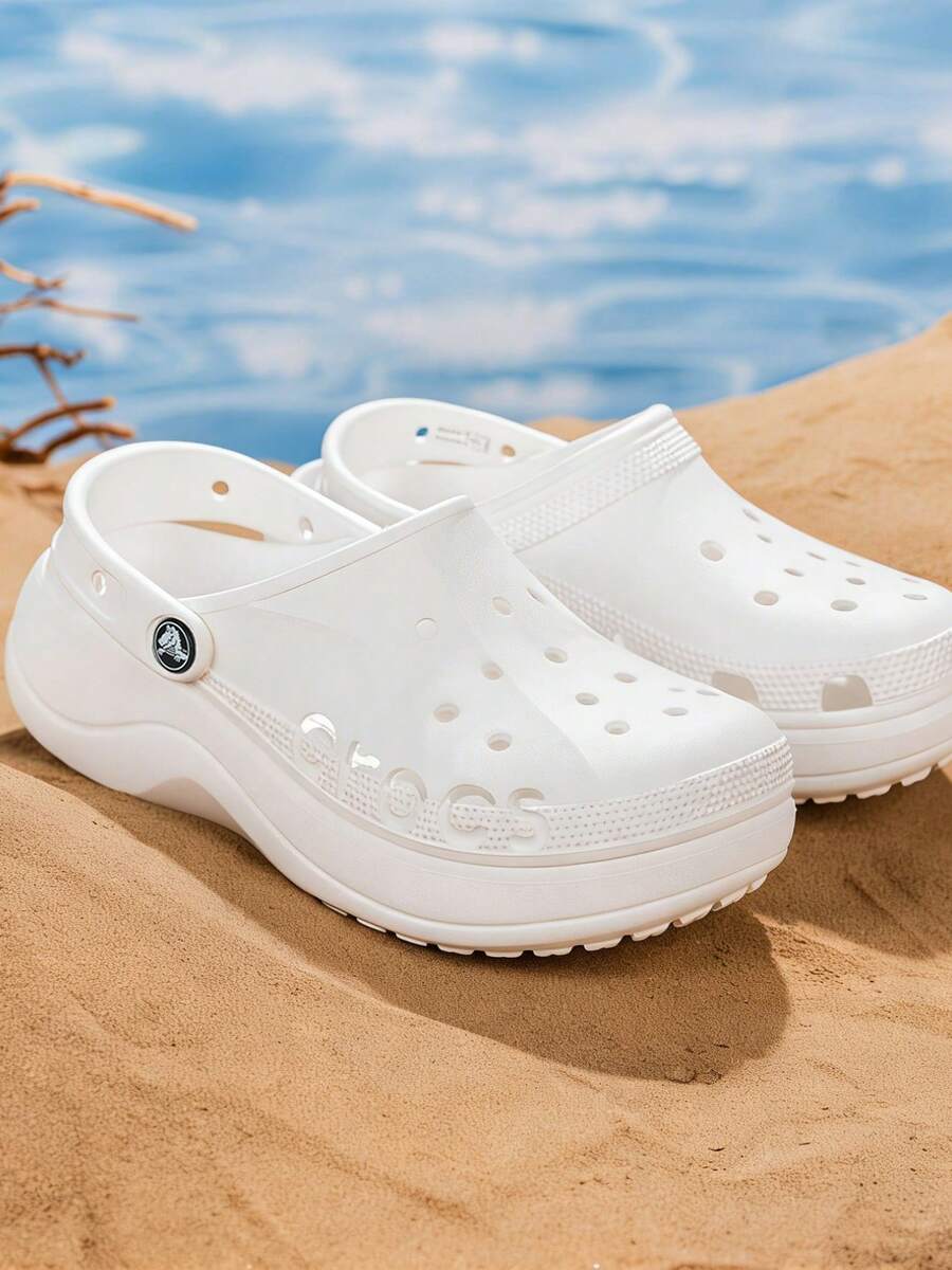 Crocs Sandalias tipo zuecos para mujer para exteriores, ligeras y cómodas Bayacloud, adecuadas para deportes y uso casual, Estilo No. 208186-100 - Blanco - Ver 1