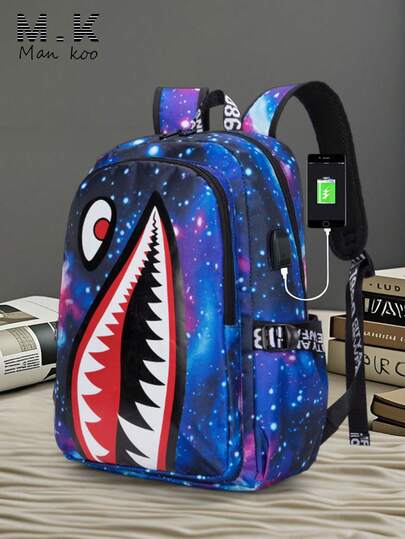 Ba lô in hình miệng cá mập và bầu trời đầy sao, vật dụng thiết yếu cho trang phục đi học, phù hợp cho việc học tập ở thư viện, du lịch cuối tuần, túi đựng laptop dung tích lớn, quai đeo vai dày dặn có đệm, nhiều họa tiết in bất ngờ, phong cách đường phố, nhẹ và bền, hướng đến sự cá tính và tính thực dụng cho học sinh thế hệ Z (Tất cả các chữ cái in trên dây đeo đều ngẫu nhiên)