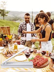 1 pieza Máquina para hacer brochetas de plástico, Fabricante de pinchos para barbacoa, Brocheta de carne, Molde manual reutilizable para hacer brochetas, Es la herramienta perfecta para fiestas de barbacoa y actividades al aire libre - Multicolor - Ver 7