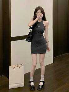 夏季性感无袖迷你连衣裙 - 优雅纯色性感甜美休闲街头Y2K风格无袖吊带金属logo细节修身女装，适合休闲外出、派对、返校、音乐节等场合 - 深灰色 - 查看 10