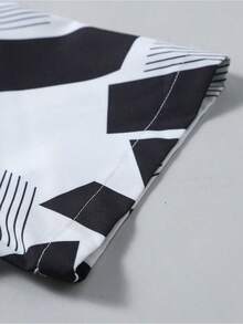 Conjunto de dos piezas para hombre compuesto por una camisa de manga corta con estampado geométrico de inspiración hawaiana y unos pantalones cortos con cordón. Confeccionado en tejido de poliéster ligero y transpirable, es la elección perfecta para las vacaciones en la playa y las salidas al mar. Un regalo ideal para tu novio o marido. - Negro - Ver 4