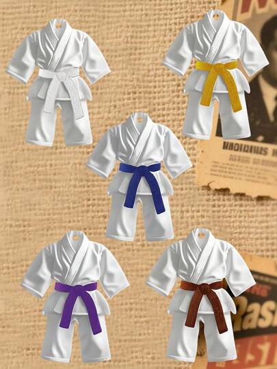 1件定制柔道服主题亚克力挂饰，尺寸9*7.2*0.45厘米，2D平面设计，5种腰带颜色可选，适合柔道和跆拳道爱好者，是完美的礼物，可用于家居/办公室/汽车装饰。