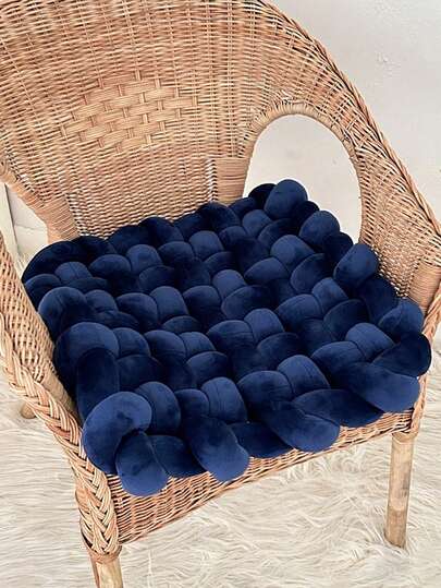 وسادة مبطنة محبوكة يدويًا باللون الأزرق الكحلي، ذات ملمس ناعم ودافئ، مصنوعة يدويًا من قبل العمال، تحتوي على مادة السبانديكس، ناعمة ومريحة، مناسبة لكراسي الخيزران والأرائك ومقاعد النوافذ