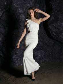 女士优雅弹力金属褶皱荷叶边不对称肩部修身长款派对晚礼服，侧边镂空设计，适合日常及特殊场合，如婚礼派对礼服、婚礼宾客礼服、伴娘礼服。 - 白色 - 查看 1