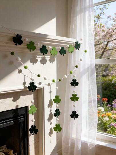 一面圣帕特里克节三叶草图案旗帜，采用深浅绿色分层设计，横向主旗带，可悬挂装饰，适用于客厅、卧室、咖啡厅和主题活动。