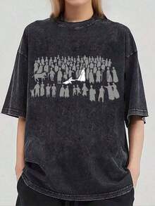 Camiseta gráfica de escena religiosa "Multitud y figura central" - Impresión monocromática vintage desgastada, camiseta unisex 100% algodón 54PA - Negro - Ver 3